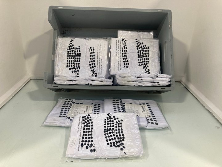 Lot 1370  
            Marchington SR14 - Parcel Delivery Only 

                
QTY OF ZUIMEI 3 PAIRS OF SPORTS GRIP SOCKS IN WHITE (SIZE NOT SHOWN): LOCATION - D14