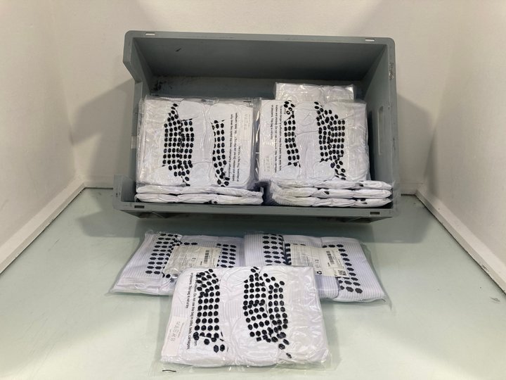 Lot 1371  
            Marchington SR14 - Parcel Delivery Only 

                
QTY OF ZUIMEI 3 PAIRS OF SPORTS GRIP SOCKS IN WHITE (SIZE NOT SHOWN): LOCATION - D14