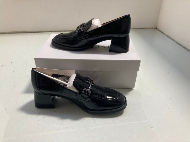 Lot 137  
            Marchington SR14 - Parcel Delivery Only 

                
HISPANITAS MILAN BLACK LEATHER HEELED LOAFERS EU SIZE 38 - ORIGINAL RRP £125: LOC...