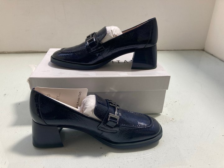 Lot 138  
            Marchington SR14 - Parcel Delivery Only 

                
HISPANITAS MILAN HEELED PATENT LOAFERS IN MIDNIGHT BLUE EU SIZE 39 - ORIGINAL RRP...