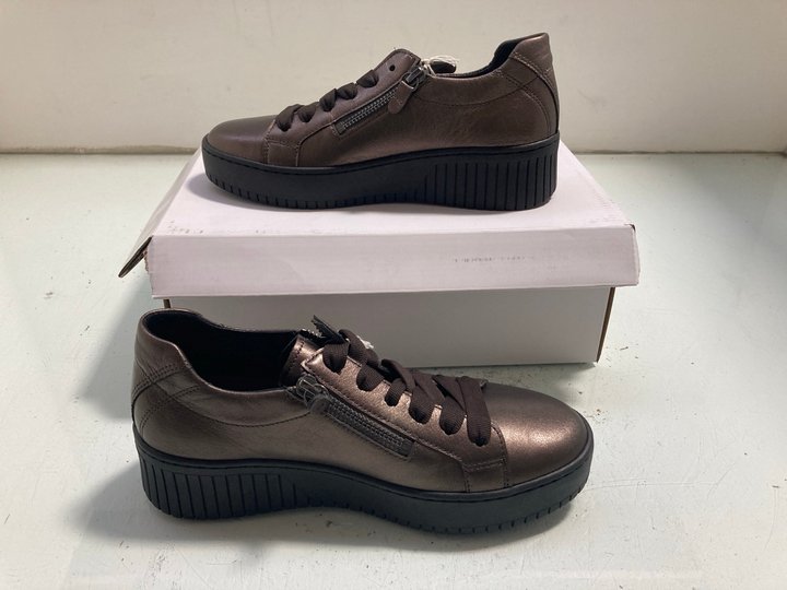 Lot 139  
            Marchington SR14 - Parcel Delivery Only 

                
GABOR DOLLY LEATHER PLATFORM TRAINERS IN PEWTER EU SIZE 37 - ORIGINAL RRP £110: L...
