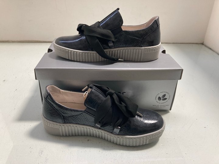 Lot 140  
            Marchington SR14 - Parcel Delivery Only 

                
GABOR WALTZ SLIP ON TRAINERS IN BLACK/WHITE WITH RIBBON LACES UK SIZE 4.5: LOCATI...