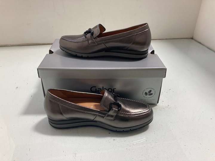 Lot 141  
            Marchington SR14 - Parcel Delivery Only 

                
GABOR BROWN LEATHER SLIP ON LOAFERS WITH METAL BUCKLE DETAIL UK SIZE 4.5: LOCATIO...