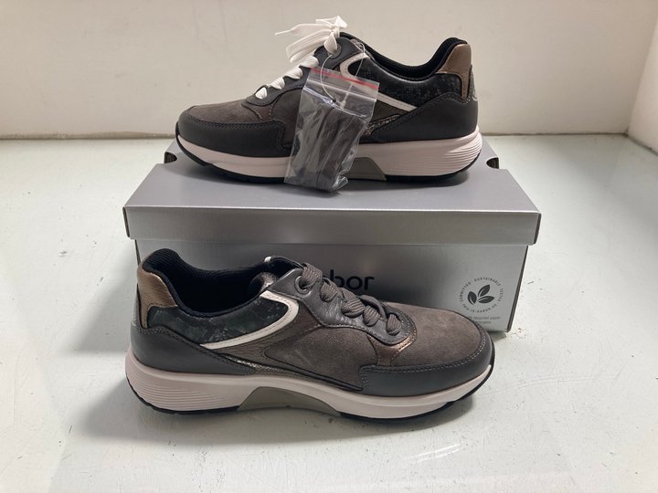 Lot 142  
            Marchington SR14 - Parcel Delivery Only 

                
GABOR ROLLINGSOFT TRAINERS IN GREY SUEDE UK SIZE 4.5: LOCATION - A4