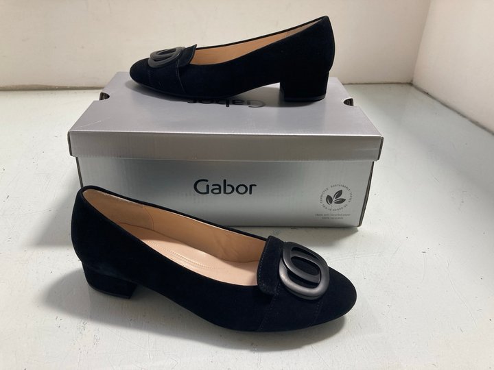 Lot 143  
            Marchington SR14 - Parcel Delivery Only 

                
GABOR ELDER WOMENS SLIP ON LOAFERS IN BLACK SUEDE UK SIZE 4.5: LOCATION - A4