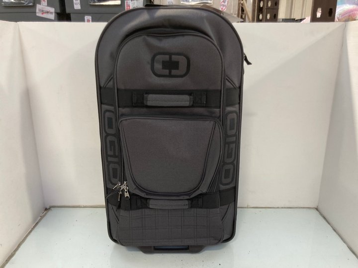 Lot 1445  
            Marchington SR14 - Parcel Delivery Only 

                
OGIO 95L TERMINAL SUITCASE IN BLACK: LOCATION - D11