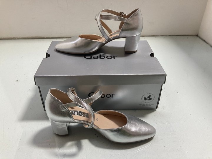 Lot 147  
            Marchington SR14 - Parcel Delivery Only 

                
GABOR GISELE METALLIC LEATHER DRESS COURT SHOES IN SILVER UK SIZE 4.5: LOCATION - A4