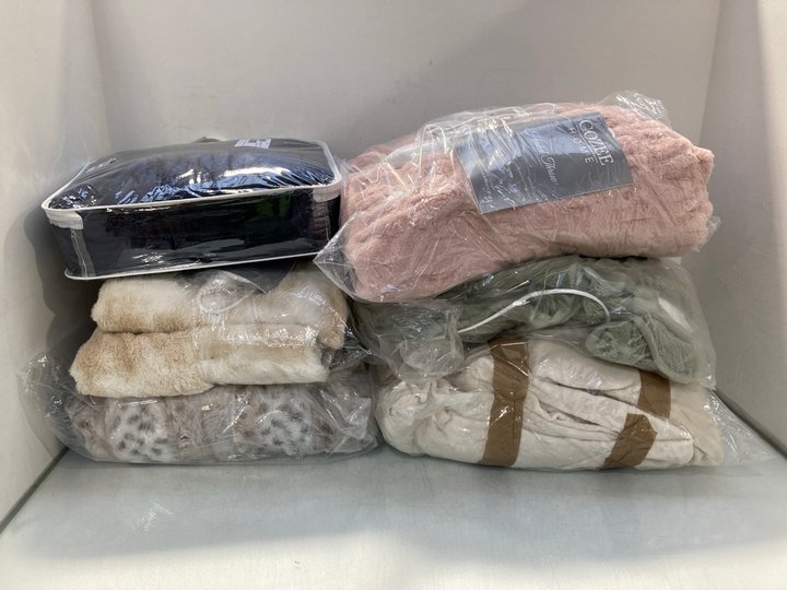 Lot 1482  
            Marchington SR14 - Parcel Delivery Only 

                
QTY OF ASSORTED SOFT FURNISHINGS TO INCLUDE SARA X HEATED THROW IN NAVY: LOCATION...