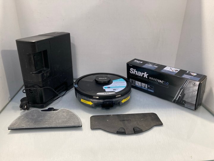 Lot 1485  
            Marchington SR14 - Parcel Delivery Only 

                
SHARK MATRIX CLEAN ROBOT MOP & VACUUM CLEANER TO INCLUDE SHARK WANDVAC 1.0: LOCAT...