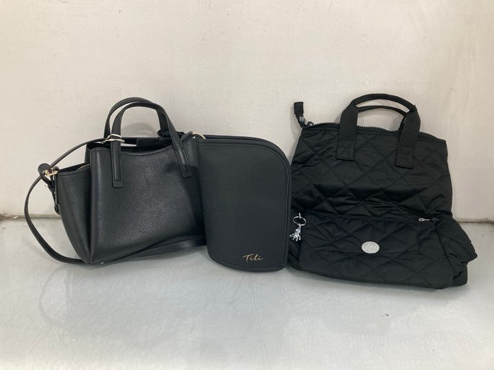 Lot 1491  
            Marchington SR14 - Parcel Delivery Only 

                
3 X ASSORTED BAGS TO INCLUDE TILI STANDING MAKE UP BRUSH ORGANISER WITH BRUSHES I...