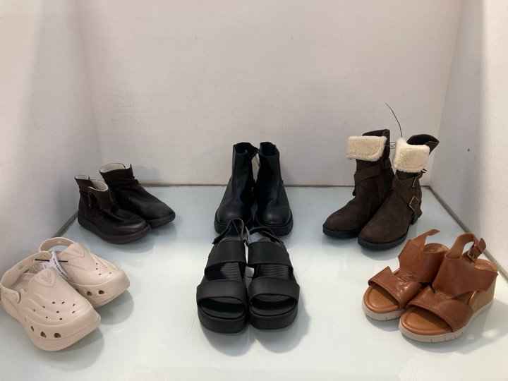 Lot 1503  
            Marchington SR14 - Parcel Delivery Only 

                
6 X ASSORTED PAIRS OF WOMENS SHOES IN VARIOUS SIZES TO INCLUDE SKECHERS ARCH SAND...