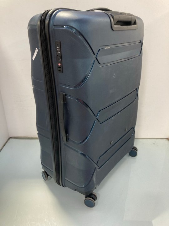 Lot 1506  
            Marchington SR14 - Parcel Delivery Only 

                
HEYS 4-WHEEL HARD SHELL SUITCASE IN NAVY: LOCATION - D6