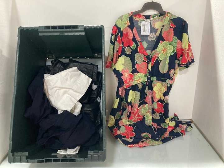 Lot 1514  
            Marchington SR14 - Parcel Delivery Only 

                
4 X ASSORTED WOMENS CLOTHING IN VARIOUS SIZES TO INCLUDE WHITE STUFF PHOEBE SUKI ...