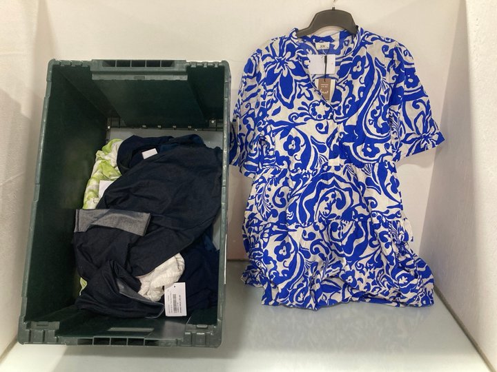 Lot 1516  
            Marchington SR14 - Parcel Delivery Only 

                
QTY OF ASSORTED WOMENS CLOTHING IN VARIOUS SIZES TO INCLUDE JDY TROYA LIFE 2/4 MI...