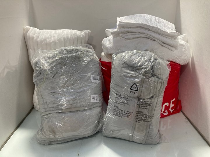 Lot 1517  
            Marchington SR14 - Parcel Delivery Only 

                
QTY OF ASSORTED HOUSEHOLD FURNISHINGS TO INCLUDE COZEE HOME FAMILY SIZED FAUX FUR...