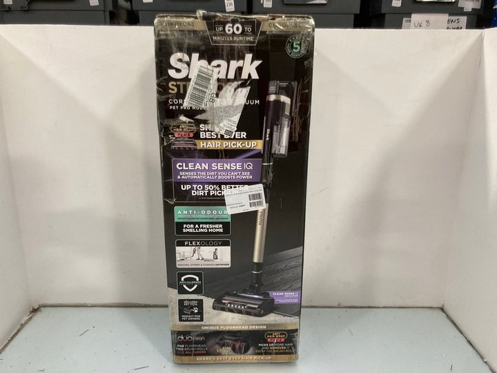 Lot 1529  
            Marchington SR14 - Parcel Delivery Only 

                
SHARK STRATOS ANTI HAIR WRAP PLUS PET PRO CORDLESS VACUUM - MODEL IZ400UKT - ORIG...
