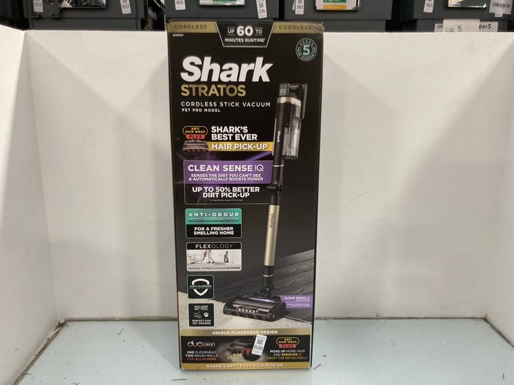 Lot 1530  
            Marchington SR14 - Parcel Delivery Only 

                
SHARK STRATOS ANTI HAIR WRAP PLUS PET PRO CORDLESS VACUUM - MODEL IZ400UKT - ORIG...
