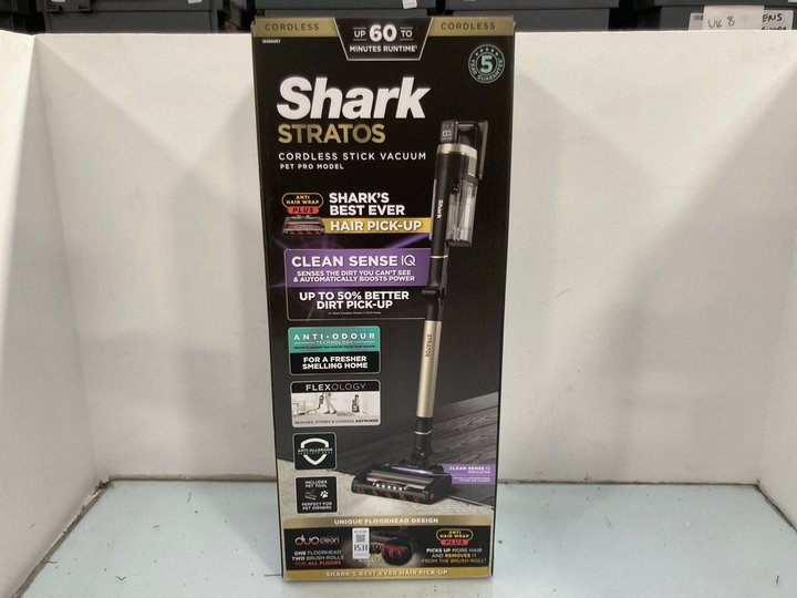Lot 1531  
            Marchington SR14 - Parcel Delivery Only 

                
SHARK STRATOS ANTI HAIR WRAP PLUS PET PRO CORDLESS VACUUM - MODEL IZ400UKT - ORIG...
