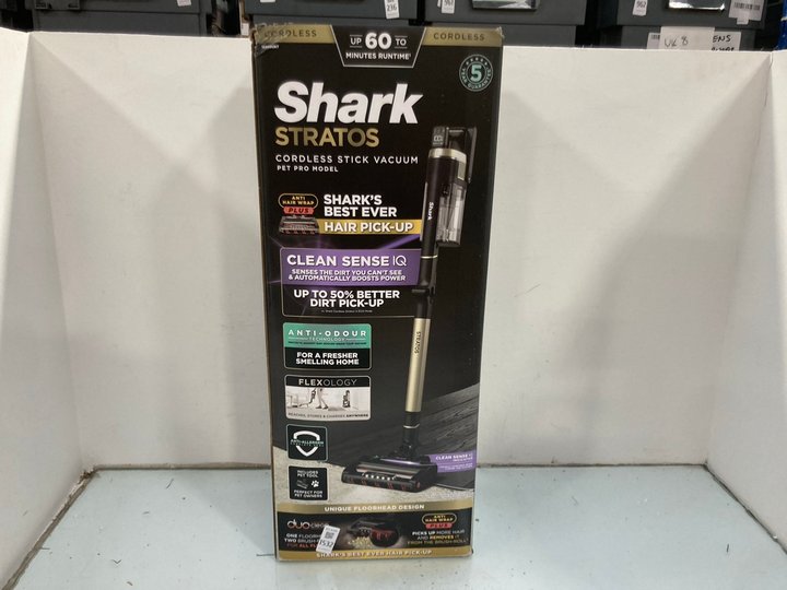 Lot 1532  
            Marchington SR14 - Parcel Delivery Only 

                
SHARK STRATOS ANTI HAIR WRAP PLUS PET PRO CORDLESS VACUUM - MODEL IZ400UKT - ORIG...