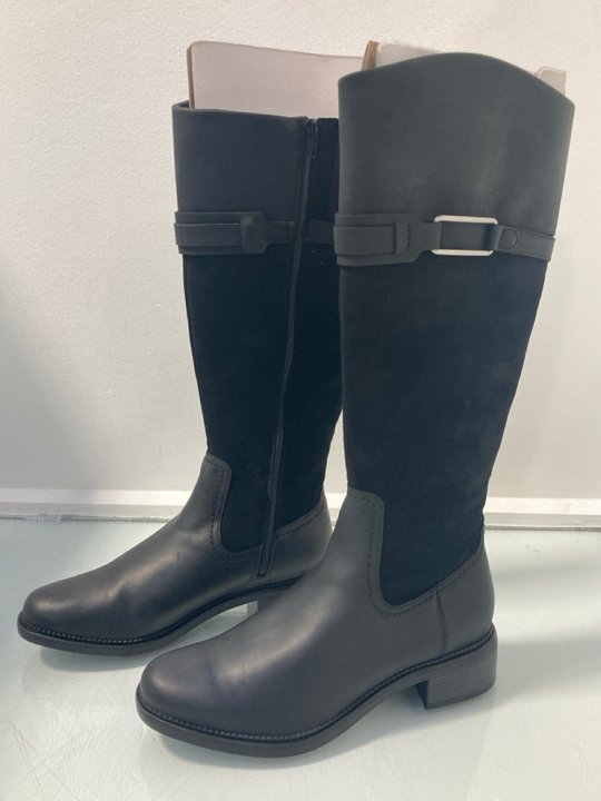 Lot 1533  
            Marchington SR14 - Parcel Delivery Only 

                
CLARKS COLLECTION MAYE CARLY BOOTS IN BLACK - UK 7: LOCATION - D4