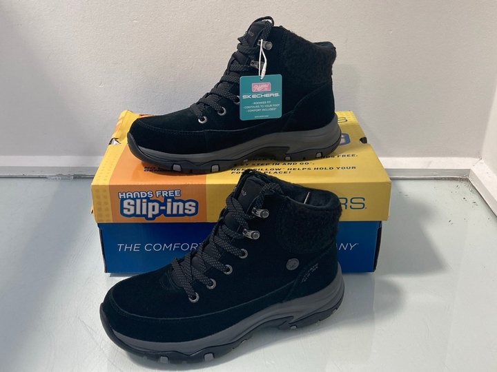 Lot 1534  
            Marchington SR14 - Parcel Delivery Only 

                
SKECHERS HANDS FREE SLIP-INS WATERPROOF BOOTS IN BLACK - UK 4.5: LOCATION - D4