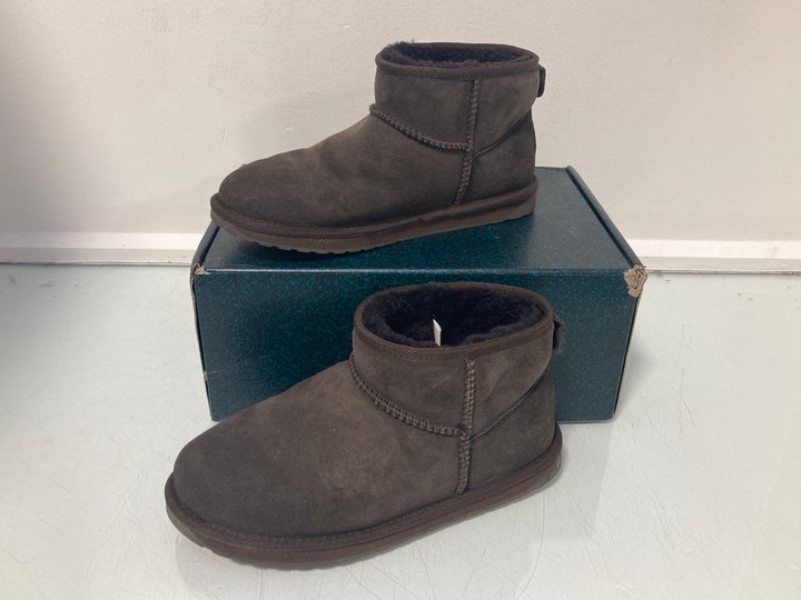 Lot 1539  
            Marchington SR14 - Parcel Delivery Only 

                
EMU AUSTRALIA STINGER MICRO WATERPROOF BOOTS IN CHOCOLATE - UK 6: LOCATION - D4