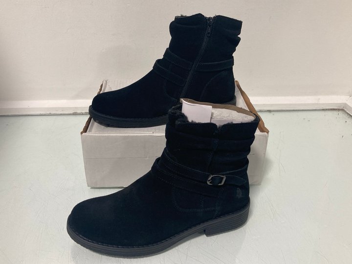 Lot 1540  
            Marchington SR14 - Parcel Delivery Only 

                
HUSH PUPPIES MANDY WOMEN'S BOOTS IN BLACK - UK 6: LOCATION - D4