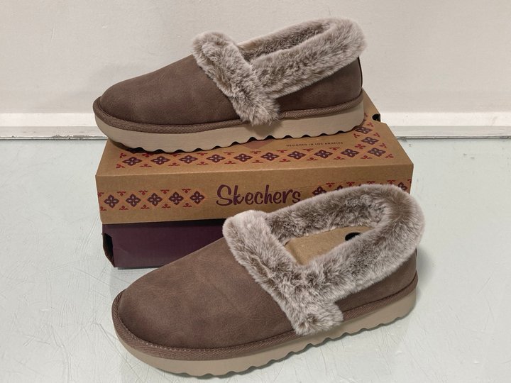 Lot 1541  
            Marchington SR14 - Parcel Delivery Only 

                
SKECHERS FUR LINED SLIPPERS IN BROWN - UK 5: LOCATION - D4