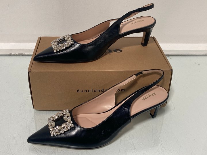 Lot 1542  
            Marchington SR14 - Parcel Delivery Only 

                
DUNE TRIM DETAIL SLING PACK HEELED SHOES IN BLACK - UK 8: LOCATION - D4