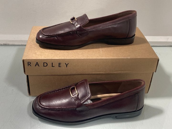 Lot 1543  
            Marchington SR14 - Parcel Delivery Only 

                
RADLEY WOMEN'S SQUARE TOE LOAFERS IN BORDEAUX - UK 5 - ORIGINAL RRP £129: LOCATIO...