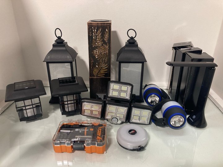 Lot 1546  
            Marchington SR14 - Parcel Delivery Only 

                
QTY OF ASSORTED ITEMS TO INCLUDE BUILD CRAFT 20PCS RATCHET DRIVER BIT SET: LOCATI...