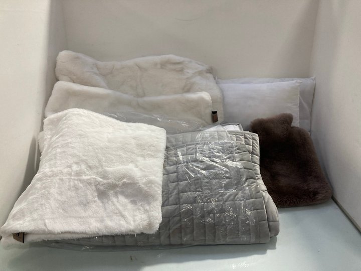 Lot 1557  
            Marchington SR14 - Parcel Delivery Only 

                
QTY OF ASSORTED SOFT FURNISHINGS TO INCLUDE KELLY HOPPER BLANKET THROW IN GREY: L...