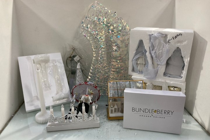 Lot 1561  
            Marchington SR14 - Parcel Delivery Only 

                
QTY OF ASSORTED CHRISTMAS DECORATIONS TO INCLUDE BUNDLE BERRY SET OF 4 BOBBLE & T...