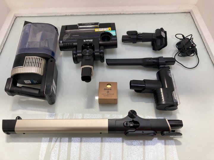 Lot 1567  
            Marchington SR14 - Parcel Delivery Only 

                
SHARK STRATOS ANTI HAIR WRAP PLUS PET PRO CORDLESS VACUUM - MODEL IZ400UKT - ORIG...