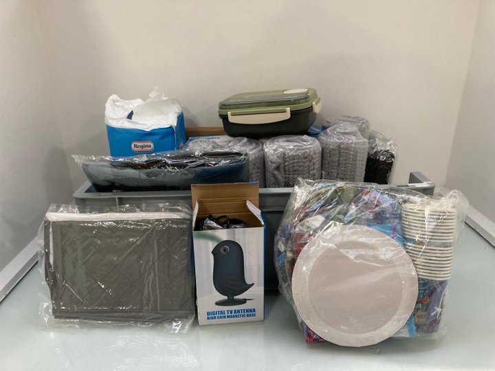 Lot 1571  
            Marchington SR14 - Parcel Delivery Only 

                
QTY OF ASSORTED KITCHEN ITEMS TO INCLUDE CROFTON BENTO LUNCHBOX IN GREEN: LOCATIO...