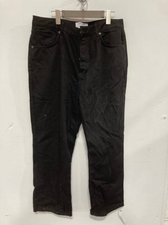 Lot 1574  
            Marchington SR14 - Parcel Delivery Only 

                
REFORMATION CARY HIGH RISE SLOUCHY WIDE LEG JEANS IN BLACK - UK W32 - ORIGINAL RR...