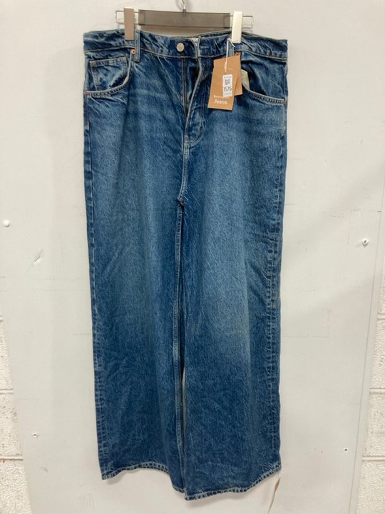 Lot 1576  
            Marchington SR14 - Parcel Delivery Only 

                
REFORMATION CARY HIGH RISE SLOUCHY WIDE LEG JEANS IN BLUE DENIM - UK W32 - ORIGIN...