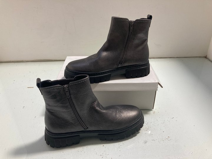 Lot 159  
            Marchington SR14 - Parcel Delivery Only 

                
GABOR COMFORT CHELSEA BOOTS IN BLACK UK SIZE 4.5: LOCATION - A5