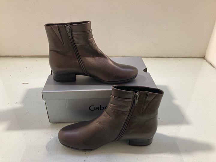 Lot 160  
            Marchington SR14 - Parcel Delivery Only 

                
GABOR BALM ANKLE BOOTS IN METALLIC BRONZE UK SIZE 4.5: LOCATION - A5