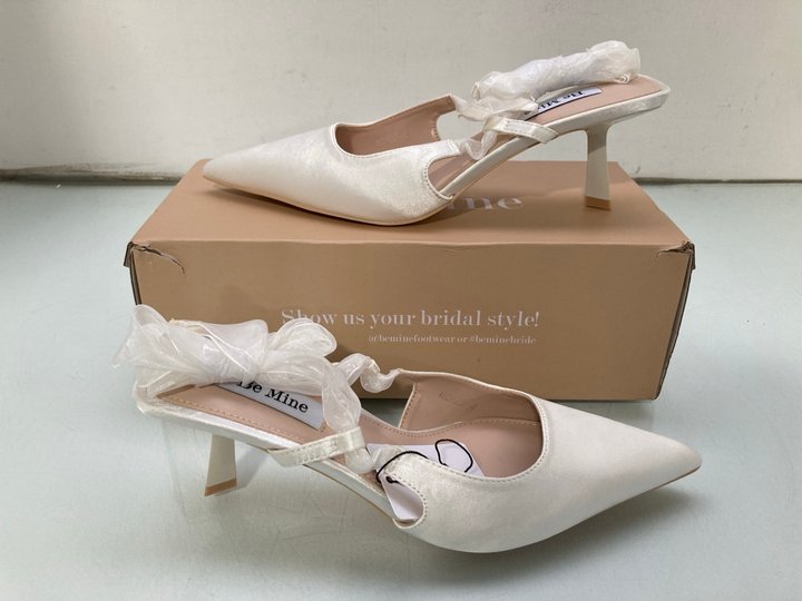 Lot 1619  
            Marchington SR14 - Parcel Delivery Only 

                
BE MINE NICHELE BRIDAL SLINGBACK KITTEN HEELED SHOES IN IVORY - UK 5: LOCATION - D0