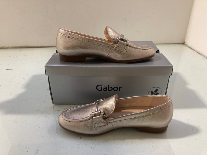 Lot 162  
            Marchington SR14 - Parcel Delivery Only 

                
GABOR DESTINY METALLIC LEATHER LOAFERS UK SIZE 4.5: LOCATION - A5