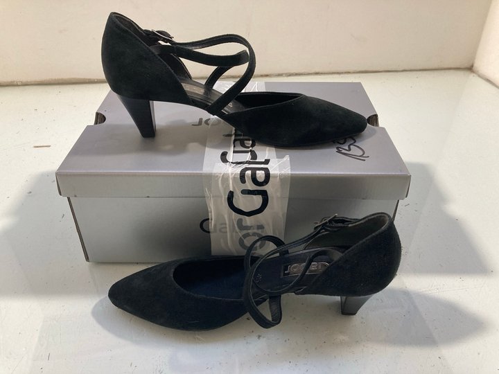 Lot 164  
            Marchington SR14 - Parcel Delivery Only 

                
GABOR CALLOW BLACK SUEDE CROSS STRAP COURT SHOES UK SIZE 4.5: LOCATION - A5