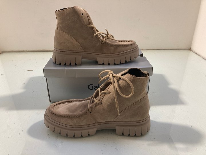 Lot 165  
            Marchington SR14 - Parcel Delivery Only 

                
GABOR ANKLE BOOTS IN DESERT SUEDE UK SIZE 4.5: LOCATION - A5