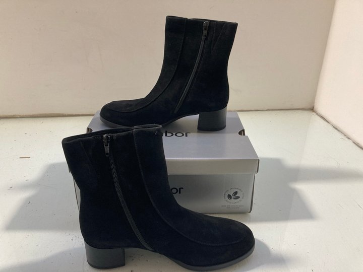 Lot 166  
            Marchington SR14 - Parcel Delivery Only 

                
GABOR BLACK SUEDE ANKLE BOOTS WITH BLOCK HEEL UK SIZE 4.5: LOCATION - A5