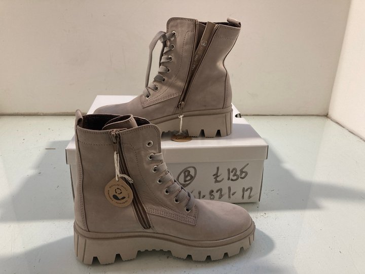 Lot 168  
            Marchington SR14 - Parcel Delivery Only 

                
GABOR JENKINS ANKLE BOOTS IN LIGHT GREY WITH CHUNKY SOLE UK SIZE 4.5: LOCATION - A5