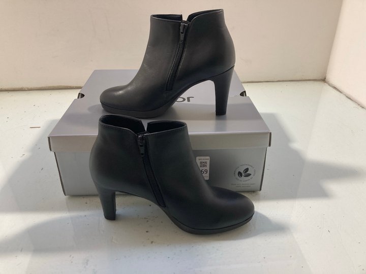 Lot 169  
            Marchington SR14 - Parcel Delivery Only 

                
GABOR FOZZIE SOFT BLACK LEATHER HEELED ANKLE BOOTS UK SIZE 4.5: LOCATION - A5
