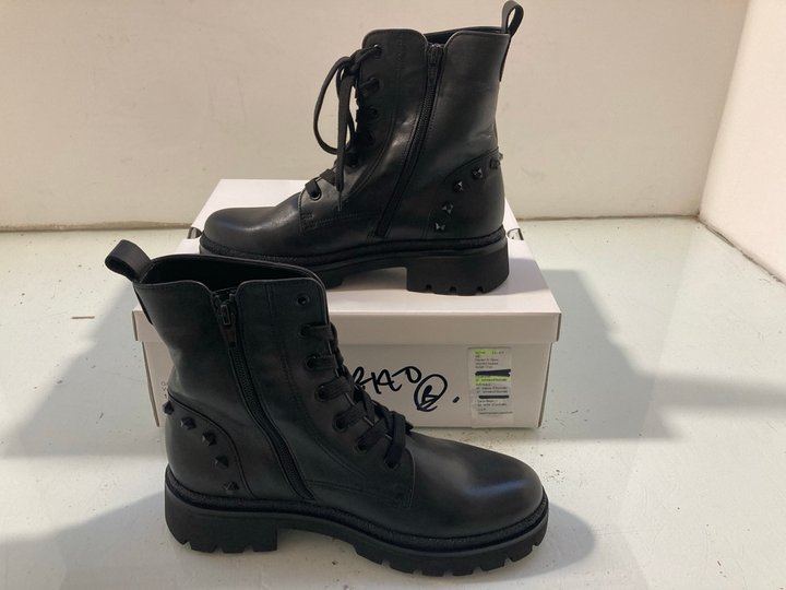 Lot 170  
            Marchington SR14 - Parcel Delivery Only 

                
GABOR COMFORT BLACK LEATHER LACE UP ANKLE BOOTS UK SIZE 4.5: LOCATION - A5
