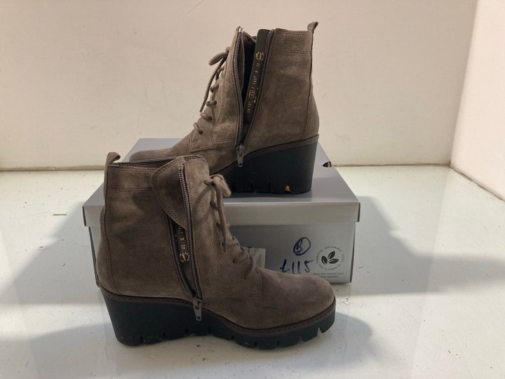 Lot 172  
            Marchington SR14 - Parcel Delivery Only 

                
GABOR UNITY GREY SUEDE WEDGE ANKLE BOOTS UK SIZE 4.5: LOCATION - A5