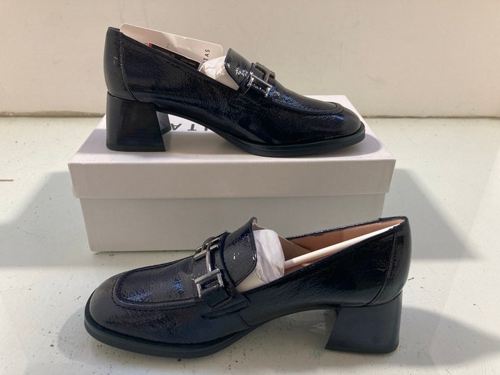 Lot 175  
            Marchington SR14 - Parcel Delivery Only 

                
HISPANITAS MILAN HEELED PATENT LOAFERS IN MIDNIGHT BLUE EU SIZE 38 - ORIGINAL RRP...