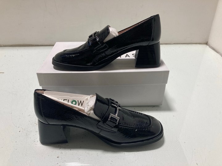 Lot 179  
            Marchington SR14 - Parcel Delivery Only 

                
HISPANITAS MILAN BLOCK HEEL PATENT LEATHER LOAFERS IN BLACK EU SIZE 39: LOCATION ...